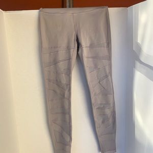 Lululemon wunder under leggings in size 6